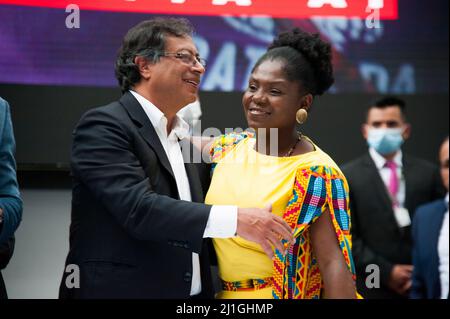 Bogota, Colombia. 25th Mar 2022. Il candidato presidenziale per l'alleanza politica Patto Historico Gustavo Petro (sinistra) e il suo compagno di turno per la vicepresidenza colombiana Francia Marquez (destra) firmano la loro candidatura ufficiale al Registro Nazionale della Colombia il 25 marzo 2022, a Bogota, Colombia. Credit: Long Visual Press/Alamy Live News Foto Stock