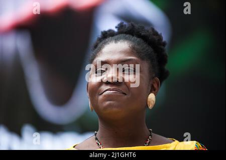 Bogota, Colombia. 25th Mar 2022. Candidato presidenziale per l'alleanza politica Patto Historico Gustavo Petro (fuori cornice) e il suo compagno di corsa per la vicepresidenza colombiana Francia Marquez firmano la loro candidatura ufficiale al Registro Nazionale della Colombia il 25 marzo 2022, a Bogota, Colombia. Credit: Long Visual Press/Alamy Live News Foto Stock