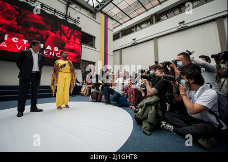 Bogota, Colombia. 25th Mar 2022. Il candidato presidenziale per l'alleanza politica Patto Historico Gustavo Petro (sinistra) e il suo compagno di turno per la vicepresidenza colombiana Francia Marquez (destra) firmano la loro candidatura ufficiale al Registro Nazionale della Colombia il 25 marzo 2022, a Bogota, Colombia. Credit: Long Visual Press/Alamy Live News Foto Stock