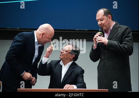 Bogota, Colombia. 25th Mar 2022. Il candidato presidenziale per l'alleanza politica Patto Historico Gustavo Petro (sinistra) e il suo compagno di turno per la vicepresidenza colombiana Francia Marquez (destra) firmano la loro candidatura ufficiale al Registro Nazionale della Colombia il 25 marzo 2022, a Bogota, Colombia. Credit: Long Visual Press/Alamy Live News Foto Stock