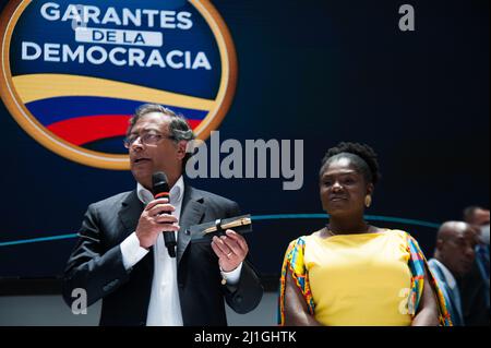 Bogota, Colombia. 25th Mar 2022. Il candidato presidenziale per l'alleanza politica Patto Historico Gustavo Petro (sinistra) e il suo compagno di turno per la vicepresidenza colombiana Francia Marquez (destra) firmano la loro candidatura ufficiale al Registro Nazionale della Colombia il 25 marzo 2022, a Bogota, Colombia. Credit: Long Visual Press/Alamy Live News Foto Stock