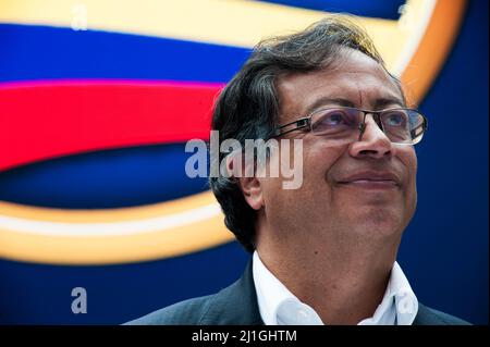 Bogota, Colombia. 25th Mar 2022. Il candidato presidenziale per l'alleanza politica Patto Historico Gustavo Petro e il suo compagno di corsa per la vicepresidenza colombiana Francia Marquez (fuori cornice) firmano la loro candidatura ufficiale al Registro Nazionale della Colombia il 25 marzo 2022, a Bogotà, Colombia. Credit: Long Visual Press/Alamy Live News Foto Stock