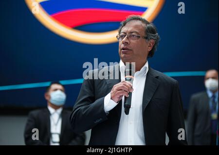 Bogota, Colombia. 25th Mar 2022. Il candidato presidenziale per l'alleanza politica Patto Historico Gustavo Petro e il suo compagno di corsa per la vicepresidenza colombiana Francia Marquez (fuori cornice) firmano la loro candidatura ufficiale al Registro Nazionale della Colombia il 25 marzo 2022, a Bogotà, Colombia. Credit: Long Visual Press/Alamy Live News Foto Stock