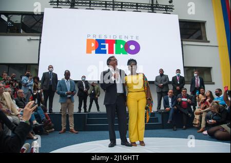 Bogota, Colombia. 25th Mar 2022. Il candidato presidenziale per l'alleanza politica Patto Historico Gustavo Petro (sinistra) e il suo compagno di turno per la vicepresidenza colombiana Francia Marquez (destra) firmano la loro candidatura ufficiale al Registro Nazionale della Colombia il 25 marzo 2022, a Bogota, Colombia. Credit: Long Visual Press/Alamy Live News Foto Stock