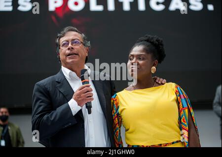 Bogota, Colombia. 25th Mar 2022. Il candidato presidenziale per l'alleanza politica Patto Historico Gustavo Petro (sinistra) e il suo compagno di turno per la vicepresidenza colombiana Francia Marquez (destra) firmano la loro candidatura ufficiale al Registro Nazionale della Colombia il 25 marzo 2022, a Bogota, Colombia. Credit: Long Visual Press/Alamy Live News Foto Stock