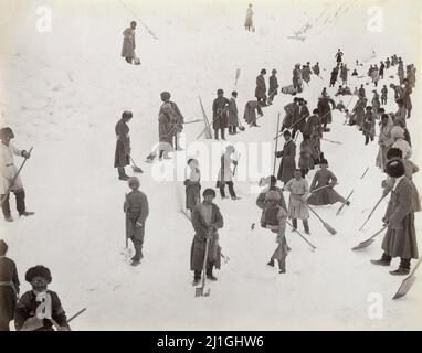 Foto del 19th secolo della strada militare georgiana. Trincea di neve. Bodo e Sour Mountain. Caucaso, impero russo. Di Dimitri Ivanovitch Ermakov, c. 1890 - Foto Stock