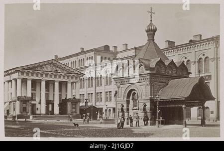 Foto del 19th secolo della cappella di Cristo Salvatore (destra) e del mercato coperto (Grande Gostinismo Dvor) sulla prospettiva Nevsky a San Pietroburgo. EMPI russo Foto Stock