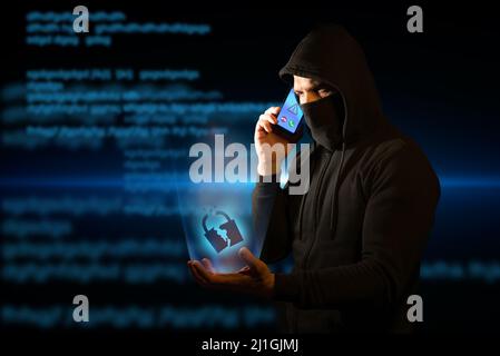 Scammer telefonando le sue vittime, tenendo in mano un lucchetto rotto che simboleggia la violazione della sicurezza. Concetto di Vishing Foto Stock