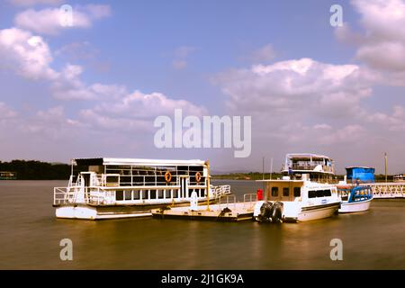 Old Goa Goa India - Gennaio 25th 2022: Marina Landscape a Old Goa Jetty dove sono ancorate barche da pesca, pescherecci da traino e yacht di lusso. Foto Stock