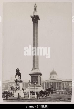 Foto d'epoca del 19th secolo della colonna di Nelson e della statua equestre a Trafalgar Square a Londra. Gran Bretagna. 1878 - 1890 Foto Stock