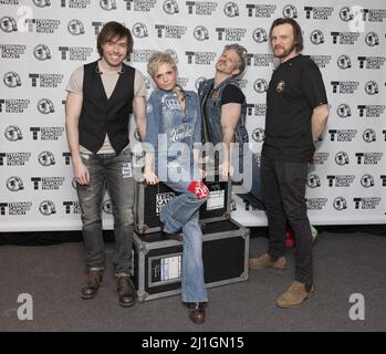 (Da sinistra a destra) Sydney Rae White, Rob Kendrick, Cameron White e Pete Wheeler of the Wild Things, rappresentano il backstage al Teenage Cancer Trust Concert, presso la Royal Albert Hall di Londra. Data foto: Venerdì 25 marzo 2022. Foto Stock