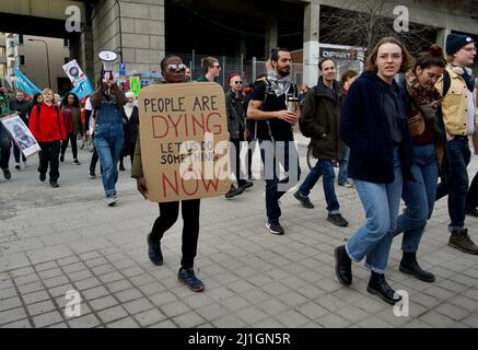 STOCCOLMA, SVEZIA - 25 MARZO 2022: Greta Thunberg e venerdì per il futuro partecipano a uno sciopero climatico globale a Stoccolma. Foto Stock