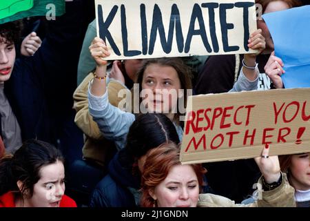 STOCCOLMA, SVEZIA - 25 MARZO 2022: Greta Thunberg e venerdì per il futuro partecipano a uno sciopero climatico globale a Stoccolma. Foto Stock