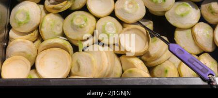 Molti fondi biologici di carciofi immersi in salamoia in vendita è un tipico piatto italiano Foto Stock
