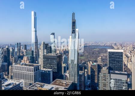 New York, USA, 16March 2022. Le nuove torri, sottili e super alte, gli edifici snelli o a matita che si affacciano su Central Park stanno cambiando lo skylin di Manhattan Foto Stock