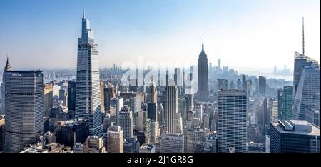 New York, USA, 16March 2022. L'Empire state Building e Lower Manhattan si godono viste panoramiche dalla cima della roccia al Rockefeller Center. Credito: IT Foto Stock