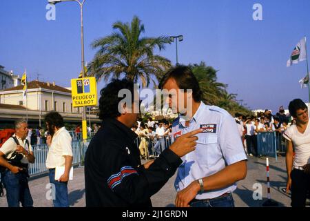 Markku Alen (fin) Lancia Martini parla con Cesare Fiorio Foto Stock