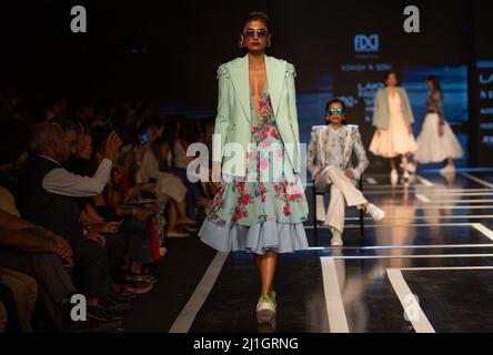 New Delhi, India. 25th Mar 2022. I modelli presentano le creazioni di Ashish N Soni durante la FDCI X Lakme Fashion Week a New Delhi, India, il 25 marzo 2022. Credit: Javed Dar/Xinhua/Alamy Live News Foto Stock