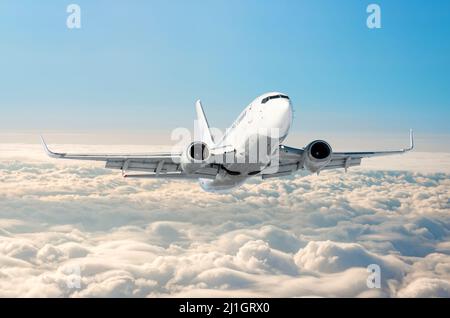 Volo aereo bianco sale altezza, livello di volo alto nel cielo sopra le nuvole cielo blu Foto Stock