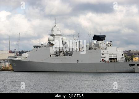 PLYMOUTH, DEVON, UK - 16 OTTOBRE 2021 HNLMS De Zeven Provinciën (F802) fregata di difesa e comando in servizio con la Royal Netherlands Navy Foto Stock