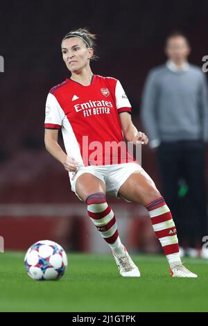 LONDRA, REGNO UNITO. MAR 22nd Steph Catley of Arsenal Women passa la palla durante la partita finale della UEFA Womens Champions League Quarter tra Arsenal e VFL Wolfsburg all'Emirates Stadium di Londra mercoledì 23rd marzo 2022. (Credit: Tom West | MI News) Credit: MI News & Sport /Alamy Live News Foto Stock