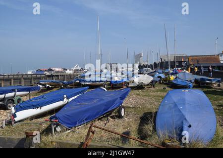 25/03/2022 Whitstable Regno Unito potrebbe quasi essere estate come la gente gode di una bella giornata sulla spiaggia a Whitstable in Kent. Foto Stock