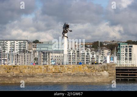 PLYMOUTH, DEVON, UK - 16 OTTOBRE 2021 il Leviathan è anche conosciuto come la scultura e il porto di metallo della Prawn Barbican Foto Stock