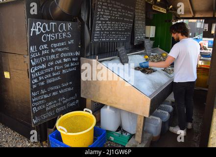 25/03/2022 potrebbe quasi essere estate come la gente gode di una bella giornata a Whitstable in Kent. La città è famosa per i suoi frutti di mare e soprattutto per le ostriche Foto Stock