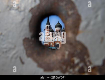 Kharkiv, Ucraina. 24th Mar 2022. La Chiesa dei tre Santi a Kharkiv, Ucraina, il 24 marzo 2022. La zona è stata pesantemente abbattuta durante la guerra. (Foto di Collin Mayfield/Sipa USA) Credit: Sipa USA/Alamy Live News Foto Stock