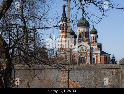 Kharkiv, Ucraina. 24th Mar 2022. La Chiesa dei tre Santi a Kharkiv, Ucraina, il 24 marzo 2022. La zona è stata pesantemente abbattuta durante la guerra. (Foto di Collin Mayfield/Sipa USA) Credit: Sipa USA/Alamy Live News Foto Stock