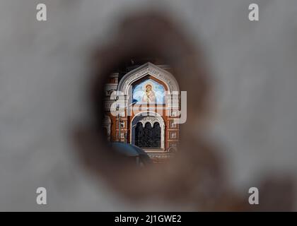 Kharkiv, Ucraina. 24th Mar 2022. La Chiesa dei tre Santi a Kharkiv, Ucraina, il 24 marzo 2022. La zona è stata pesantemente abbattuta durante la guerra. (Foto di Collin Mayfield/Sipa USA) Credit: Sipa USA/Alamy Live News Foto Stock