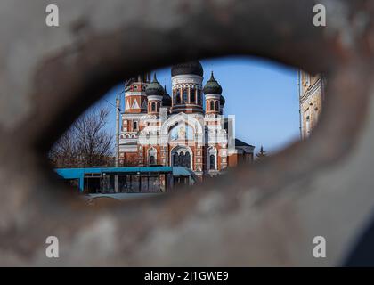 Kharkiv, Ucraina. 24th Mar 2022. La Chiesa dei tre Santi a Kharkiv, Ucraina, il 24 marzo 2022. La zona è stata pesantemente abbattuta durante la guerra. (Foto di Collin Mayfield/Sipa USA) Credit: Sipa USA/Alamy Live News Foto Stock