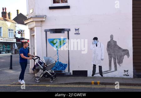 25/03/2022 Whitstable Regno Unito potrebbe quasi essere estate come la gente gode di una bella giornata a Whitstable in Kent. La città è famosa per i suoi frutti di mare e le sue stre Foto Stock