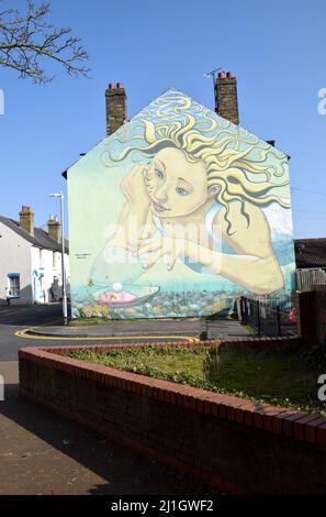 25/03/2022 Whitstable Regno Unito potrebbe quasi essere estate come la gente gode di una bella giornata a Whitstable in Kent. La città è famosa per i suoi frutti di mare e le sue stre Foto Stock