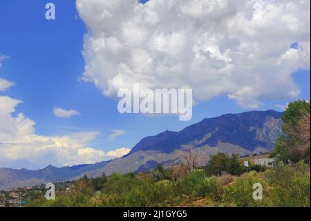 Le nuvole del pomeriggio si raccolgono sui Monti Sandia. La vista è da Albuquerque, New Mexico. Foto Stock