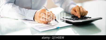 Conto fiscale che lavora con contabilità pubblica Foto Stock