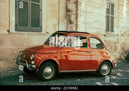 Auto d'epoca rossa Fiat Cinquecento (500) parcheggiata in città italiana Foto Stock