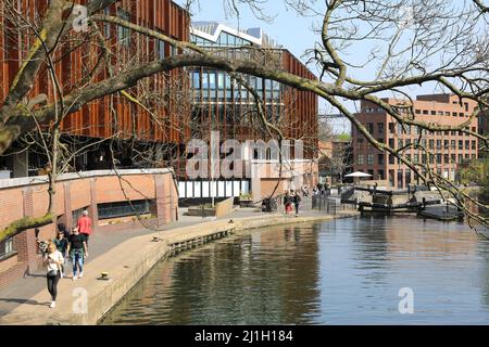 Camden Market Hawley Wharf, la nuova destinazione di ristorazione e vendita al dettaglio lungo le arcate ferroviarie e con vista sul Regents Canal, a nord di Londra, Regno Unito Foto Stock