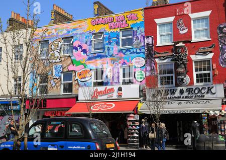 Negozi colorati sul famosissimo Camden Market, nel nord di Londra, Regno Unito Foto Stock