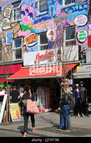 Negozi colorati sul famosissimo Camden Market, nel nord di Londra, Regno Unito Foto Stock