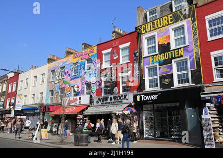 Negozi colorati sul famosissimo Camden Market, nel nord di Londra, Regno Unito Foto Stock