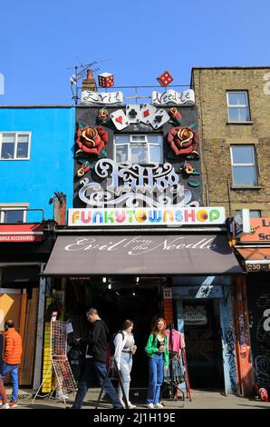 Negozi colorati sul famosissimo Camden Market, nel nord di Londra, Regno Unito Foto Stock