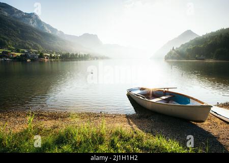 La vista sul lago mattutino è fantastica e luminosa. Scena drammatica e pittoresca. Ubicazione: resort Grundlsee, Liezen District of Stiria, Austri Foto Stock