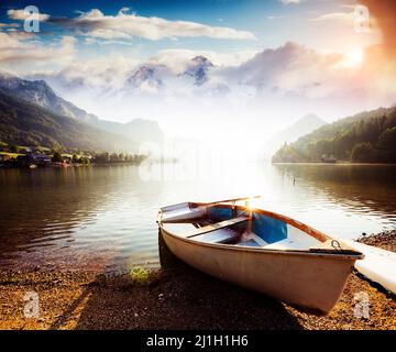 La vista sul lago mattutino è fantastica e luminosa. Scena drammatica e pittoresca. Ubicazione: resort Grundlsee, Liezen District of Stiria, Austri Foto Stock