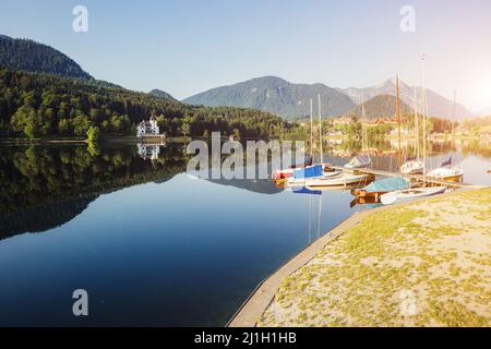 La vista sul lago mattutino è fantastica e luminosa. Scena drammatica e pittoresca. Ubicazione: resort Grundlsee, Liezen District of Stiria, Austri Foto Stock