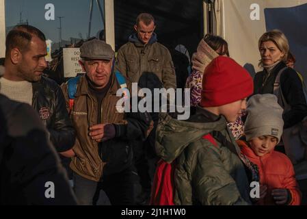 Un gruppo di persone è stato visto fuori dalla stazione ferroviaria centrale di Varsavia. Come principale punto di accesso alla Polonia, la stazione principale di Przemy?l vicino al confine con Medyka riceve un gran numero di rifugiati che vengono in autobus verso Varsavia e Cracovia in treno. Ogni giorno, i volontari forniscono assistenza e cibo. Foto Stock