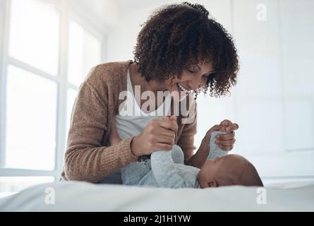 Little Miss Sunshine e Shes tutti i miei. Scatto di una giovane donna che gioca con la sua adorabile bambina sul letto a casa. Foto Stock