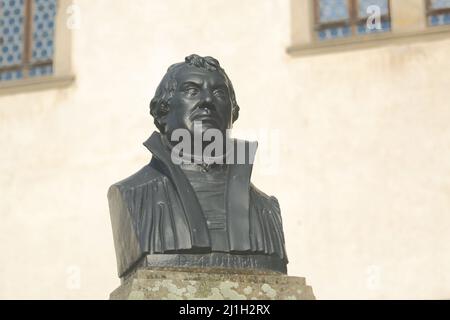 Busto di Martin Luther 1483-1546 presso la casa natale di Lutherstadt Eisleben, Sassonia-Anhalt, Germania Foto Stock