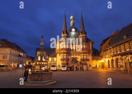 Piazza del mercato con municipio e fontana benefattore durante l'ora blu a Wernigerode, Sassonia-Anhalt, Germania Foto Stock
