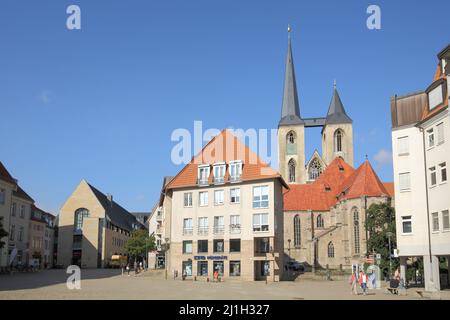 Mercato del pesce con la chiesa Martini a Halberstadt, Sassonia-Anhalt, Germania Foto Stock